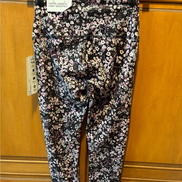 *NWT* Ladies RBX Capri Length High Waisted workout leggings. Purple. Size:S - Picture 2 of 4